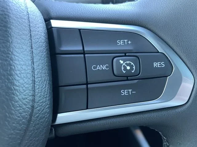 New 2026 White Jeep Latitude image 29
