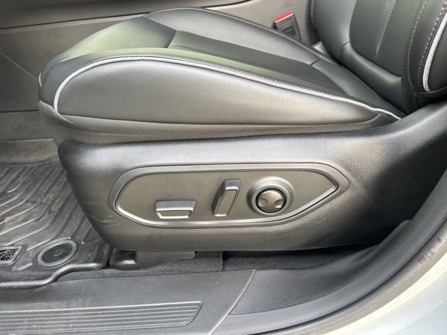 Used 2025 Silver Zynith Clearcoat Jeep Limited image 14