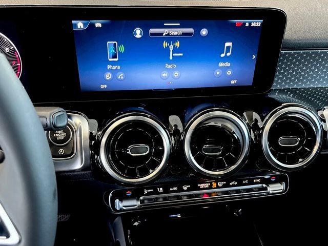 New 2026 Polar White Mercedes-Benz GLB 250 image 24