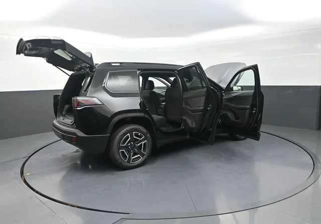 New 2026 Diamond Black Crystal Pearl-Coat Exterior Paint Jeep Laredo image 35