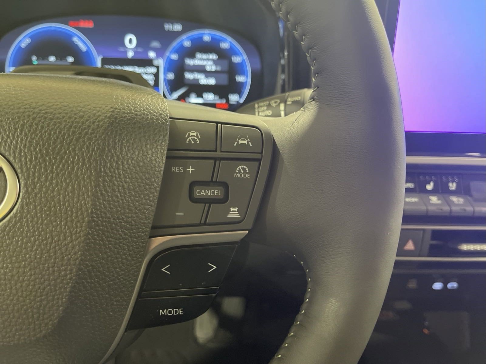 Used 2025 White Toyota XLE image 18