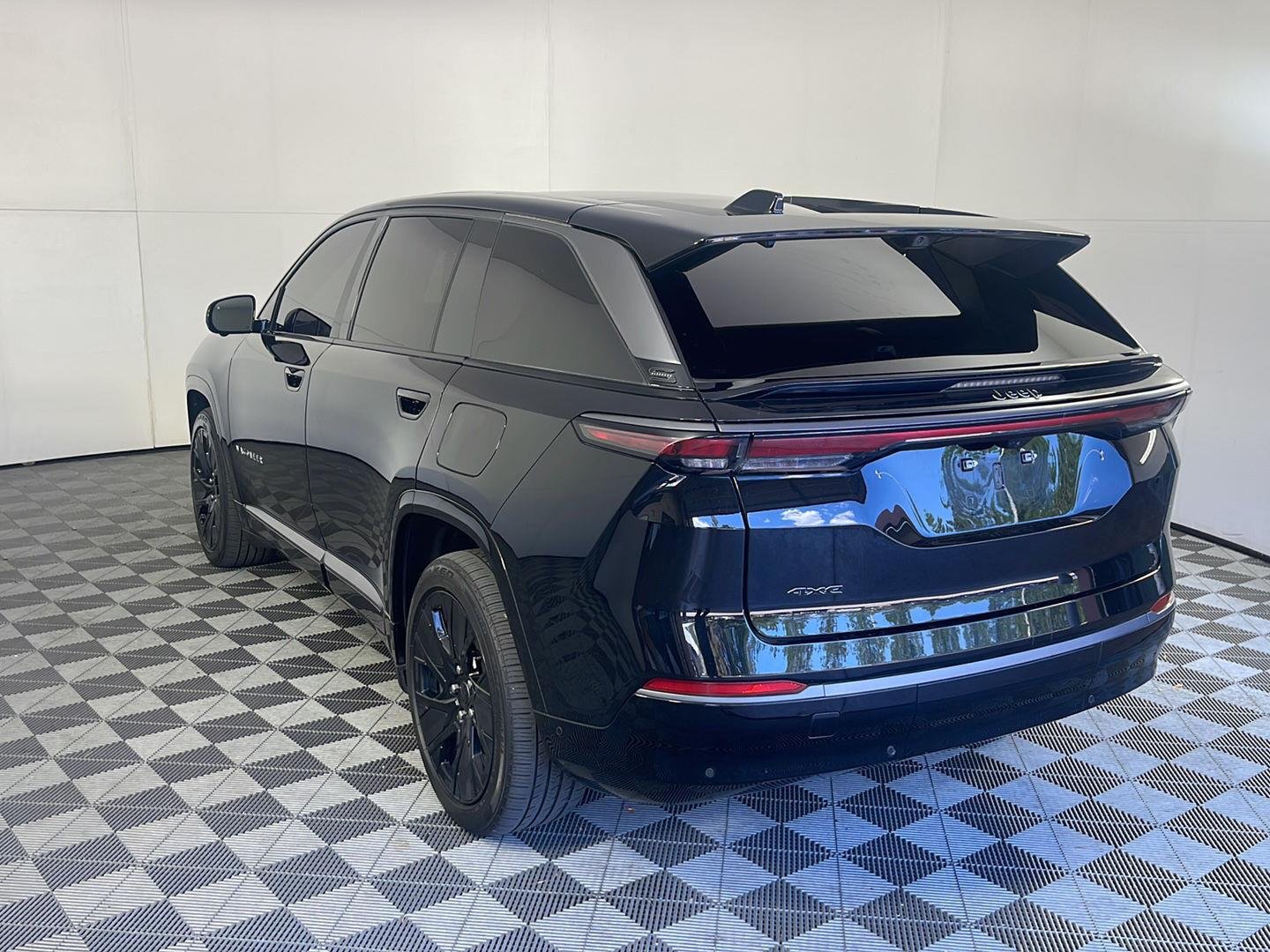 Used 2025 Diamond Black Crystal Pearlcoat Jeep Launch Edition image 9