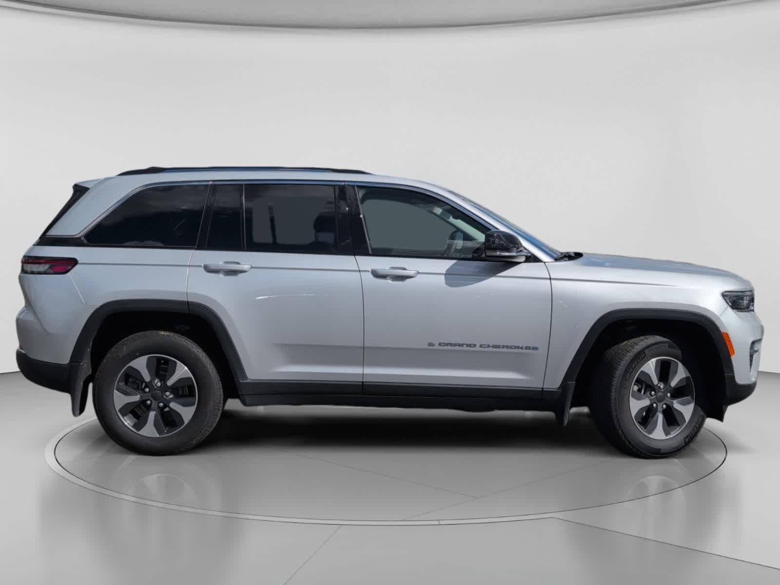Used 2023 Silver Zynith Jeep  image 3