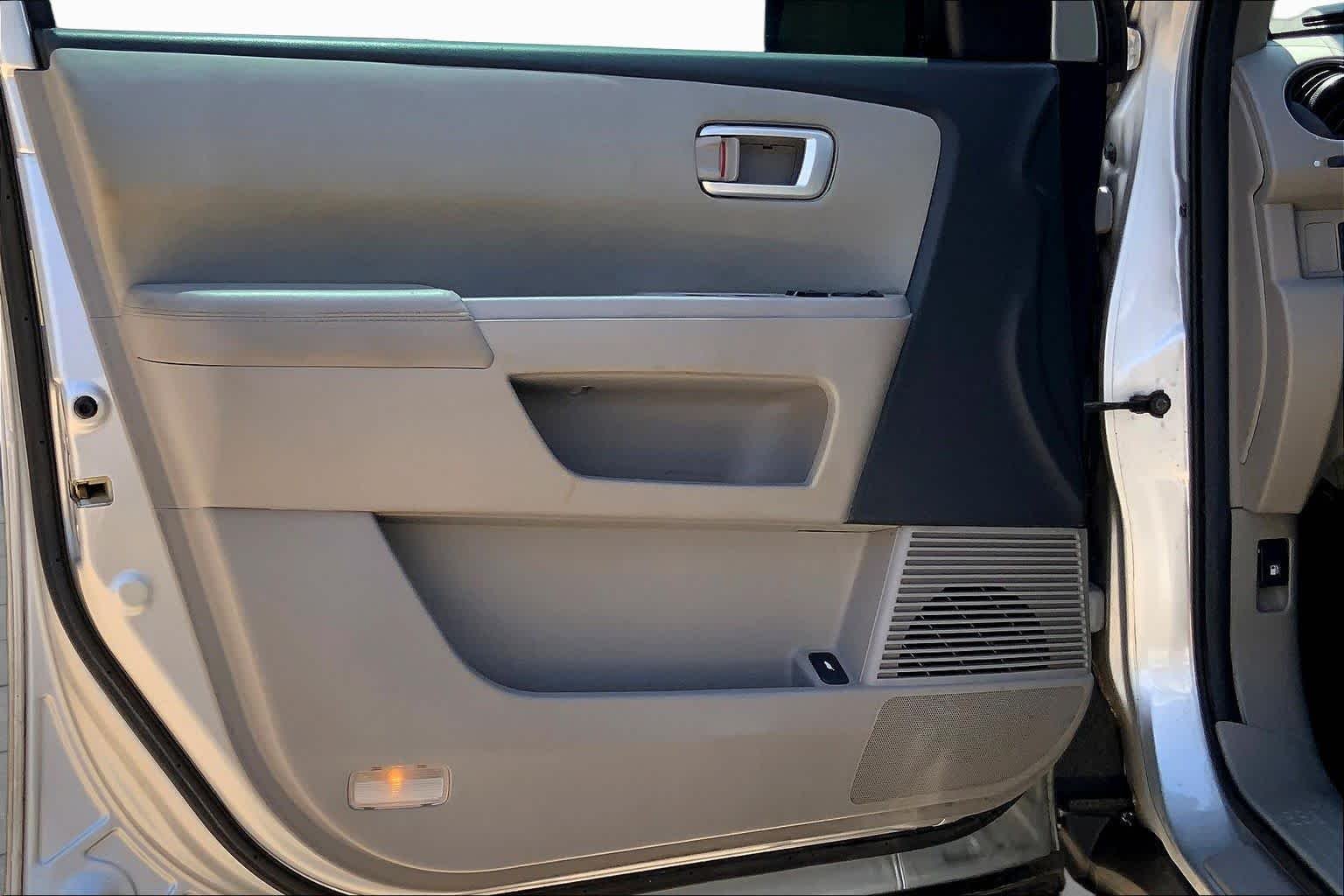 Used 2013 Alabaster Silver Metallic Honda EX image 21