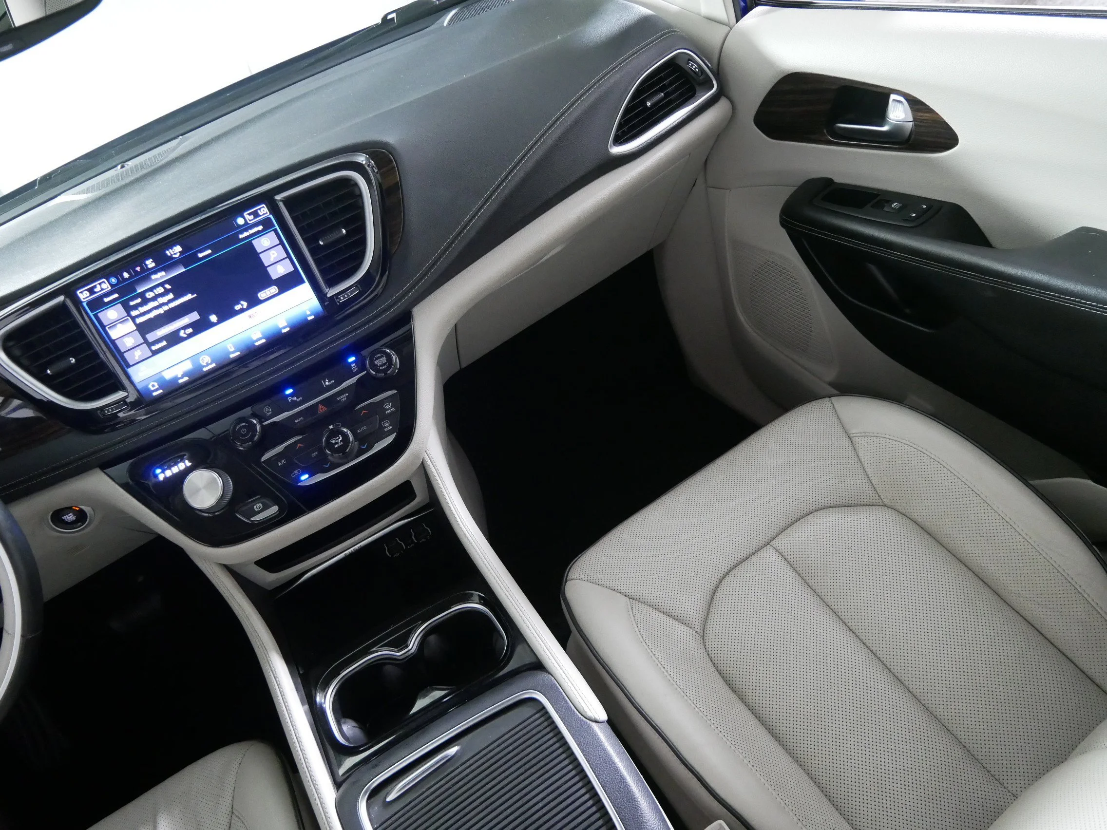 Used 2021 Fathom Blue Pearlcoat Chrysler Limited image 11