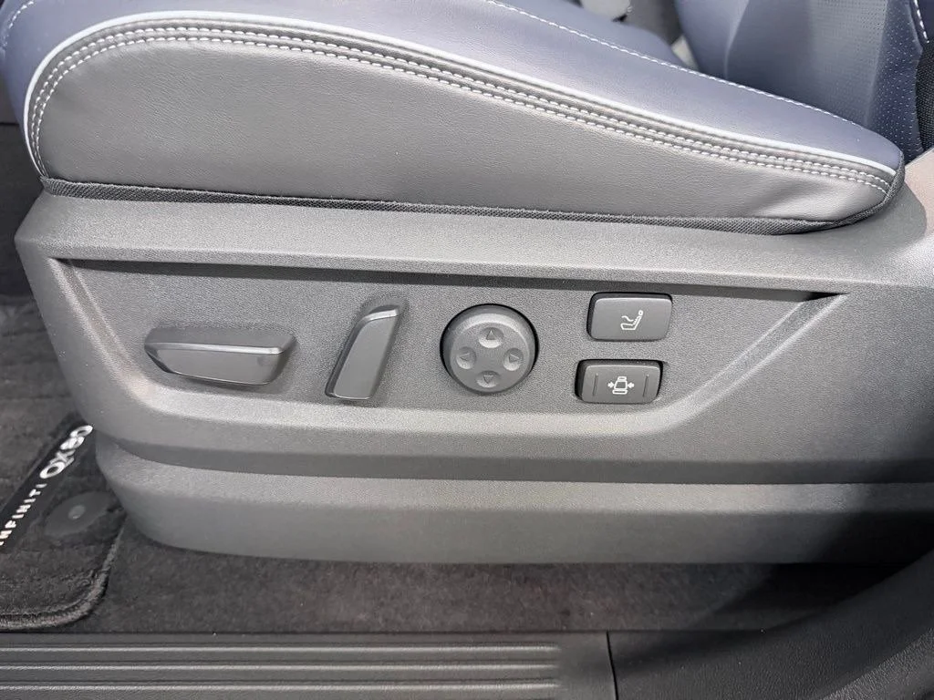 Used 2026 White INFINITI SPORT image 11