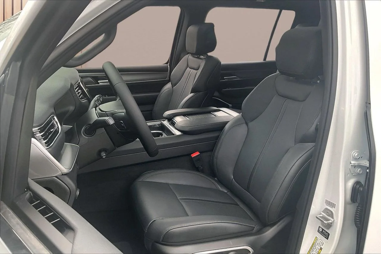 New 2026 Bright White Clear-Coat Exterior Paint Jeep Limited Altitude image 21