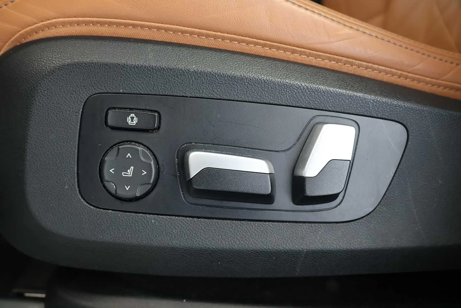 Used 2023 MINERAL WHITE BMW sDrive40i image 14