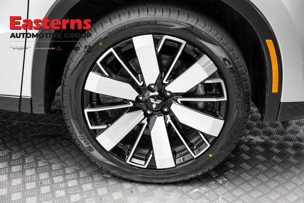 Used 2025 Silver Mitsubishi SE image 31