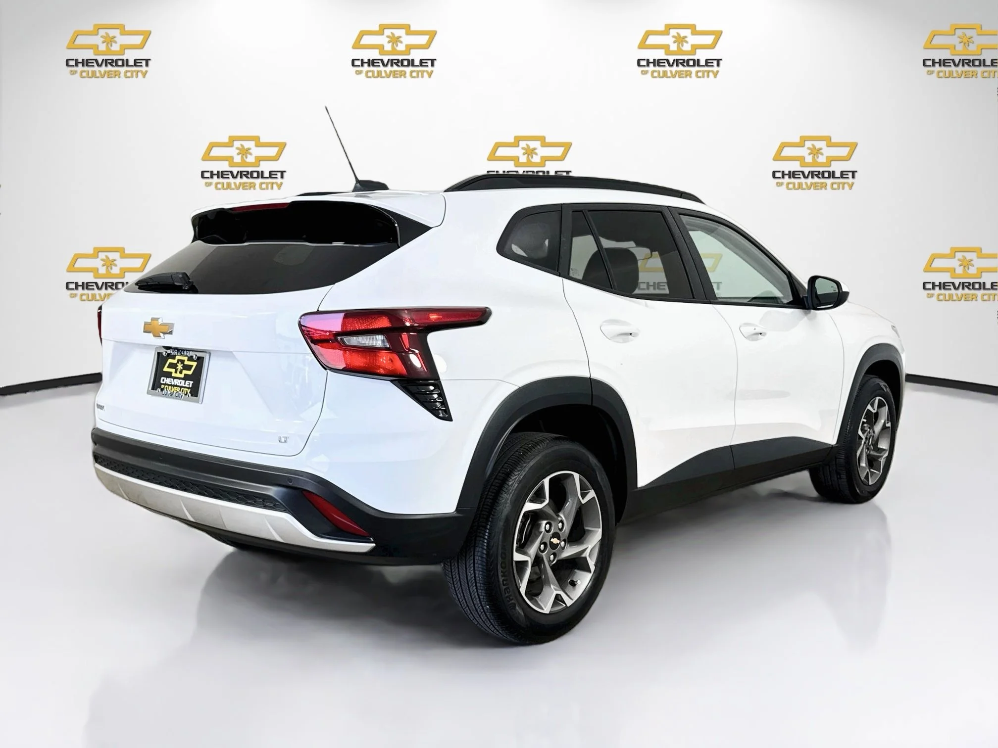 Used 2025 Summit White Chevrolet LT image 8