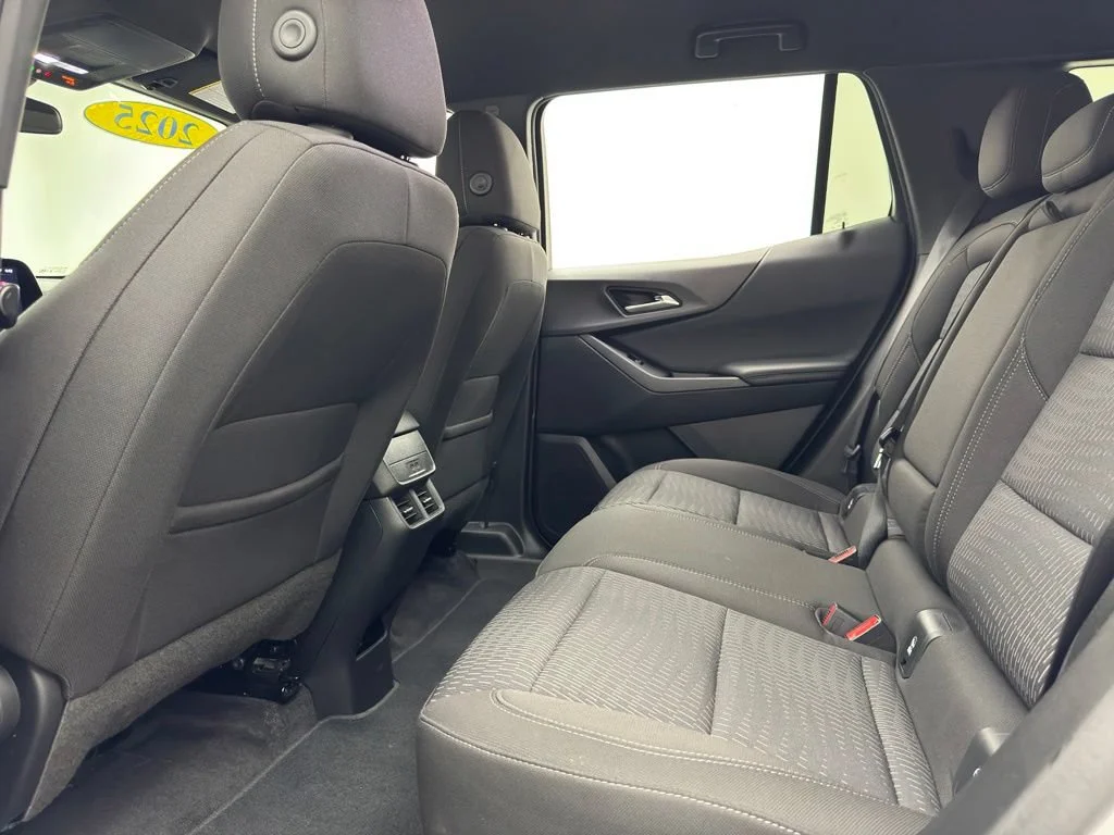 Used 2025 Summit White Chevrolet LT image 38