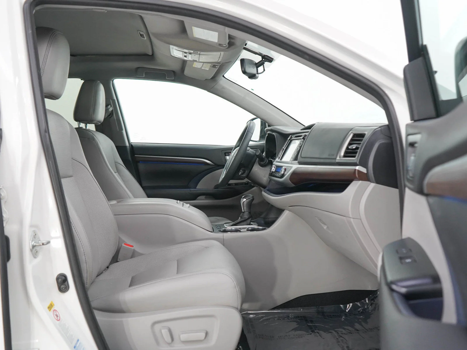 Used 2016 Blizzard Pearl Toyota  image 10
