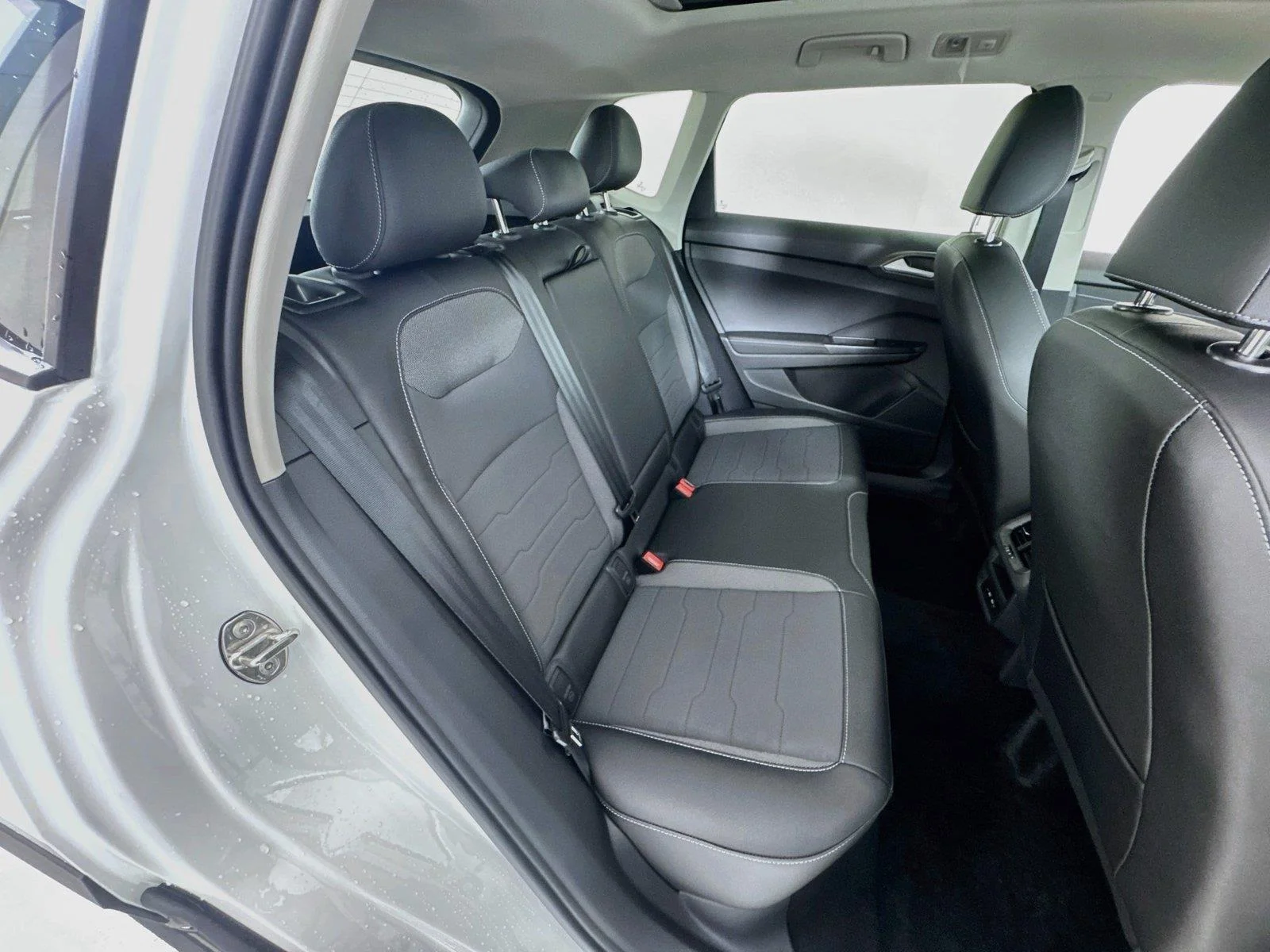 New 2027 Pure White w/Deep Black Roof Volkswagen SE Black image 26