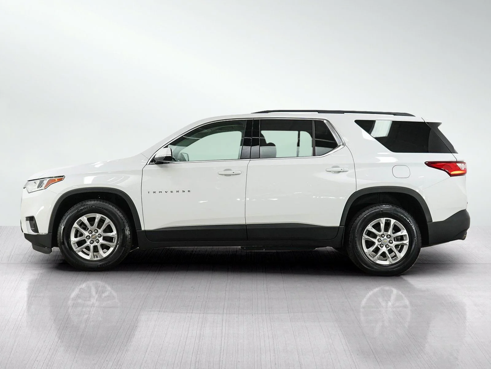 Used 2019 Chevrolet Traverse 1LT with VIN 1GNEVGKW1KJ169014 for sale in Burnsville, Minnesota