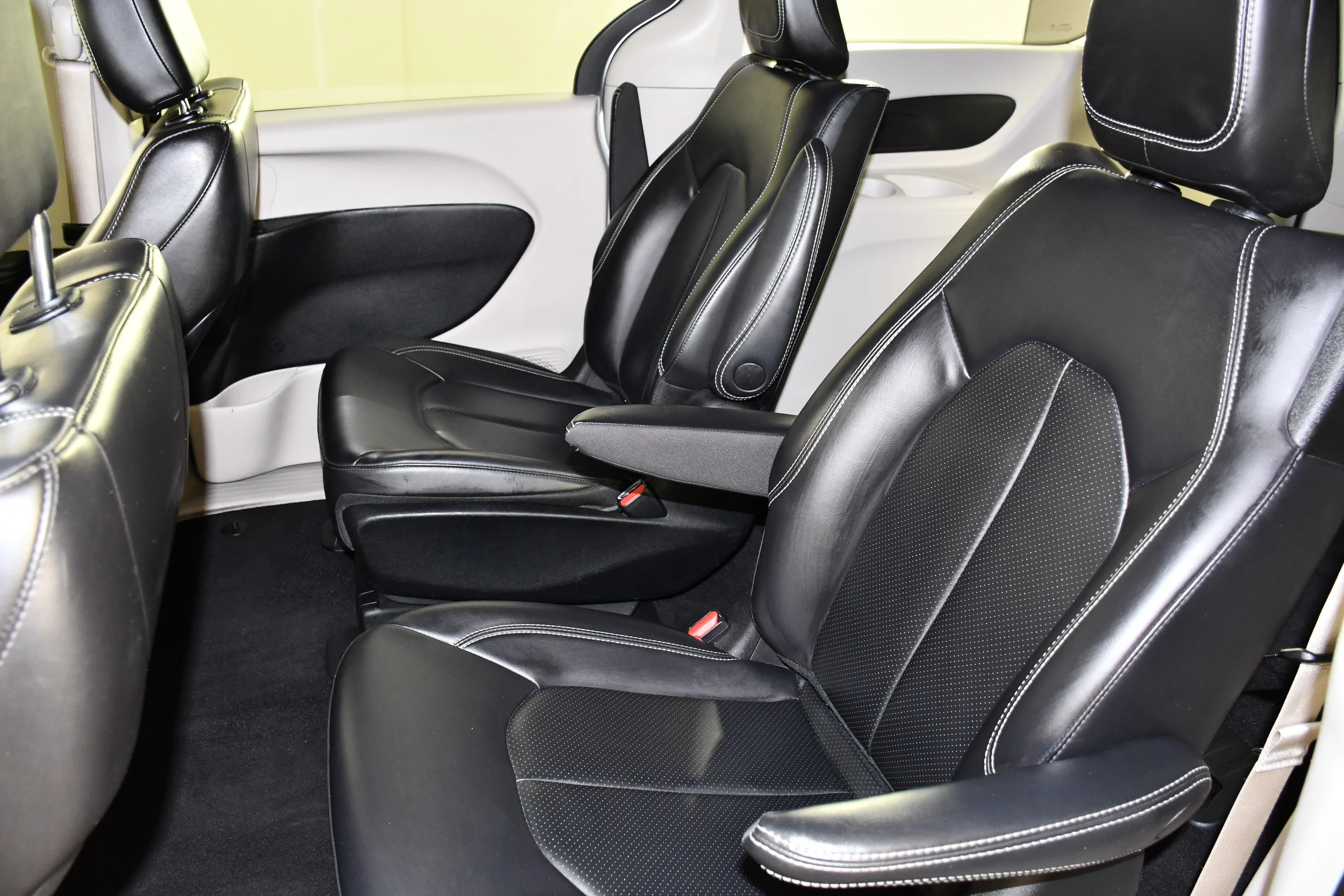 Used 2023 Silver Mist Clearcoat Chrysler Hybrid Touring L image 46