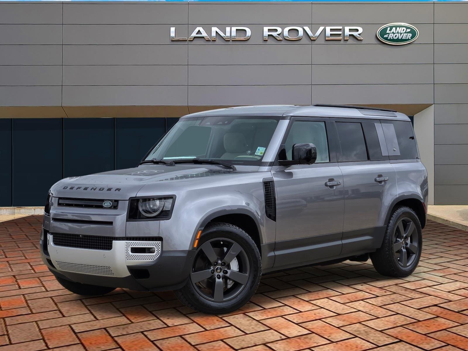 2023 Land Rover Defender SE's photo