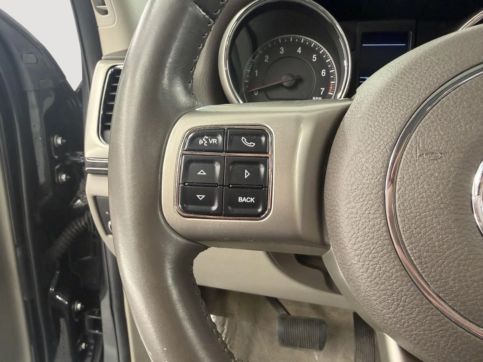 Used 2011 Dark Charcoal Pearl Jeep Laredo image 11