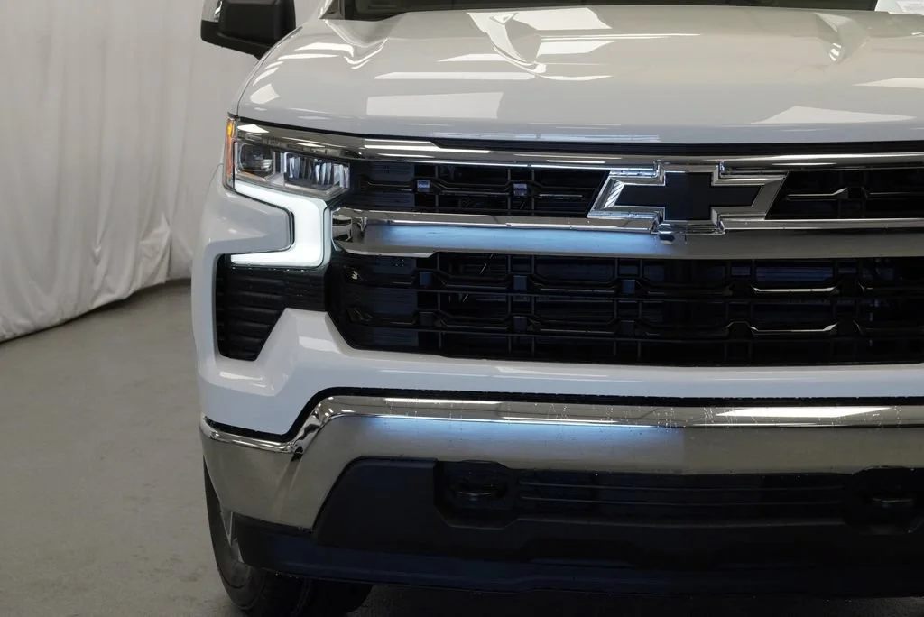 New 2026 Summit White Chevrolet LT image 32
