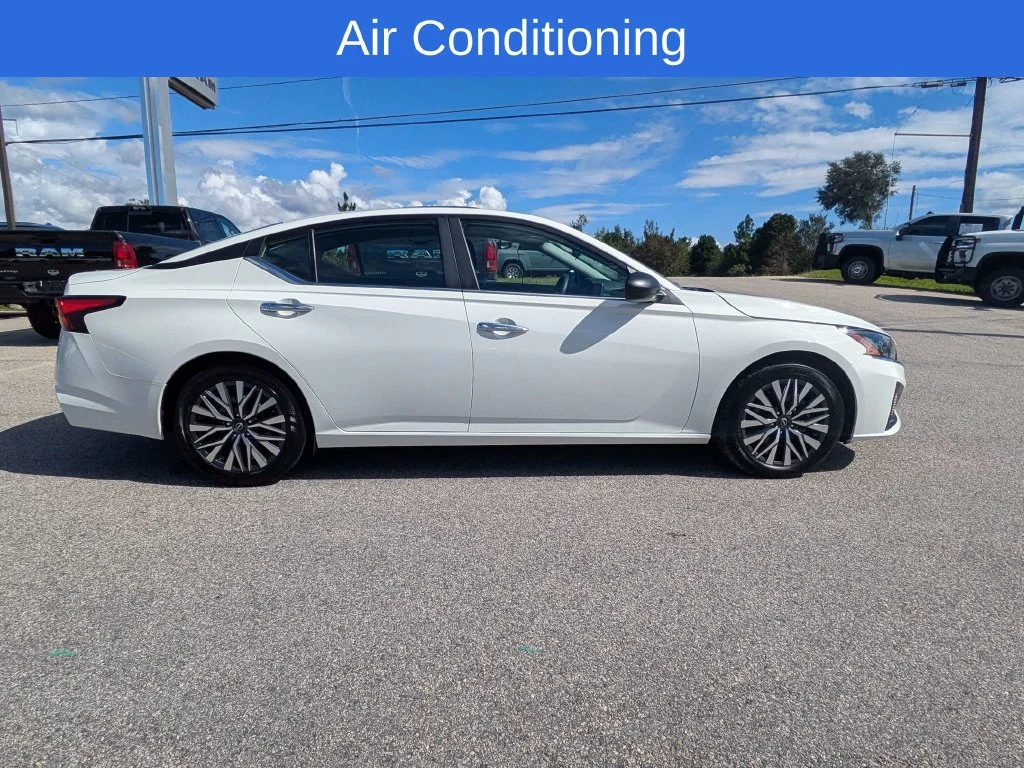 Used 2025 White Nissan 2.5 SV image 3