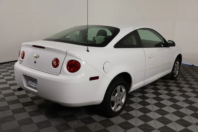 Used 2005 White Chevrolet Base image 8