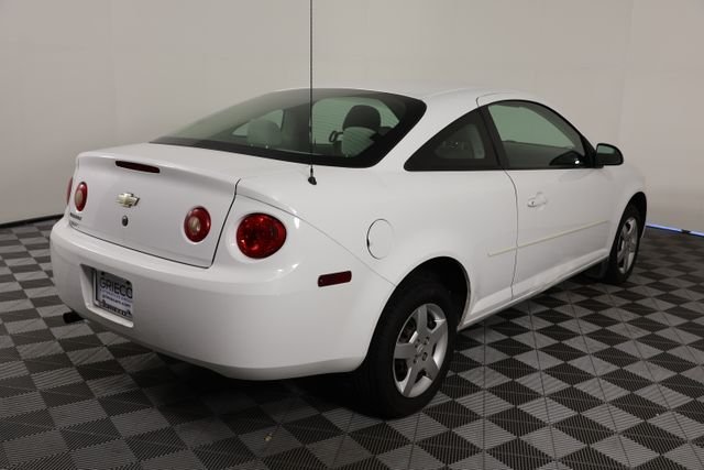 Used 2005 White Chevrolet Base image 8