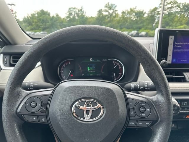 2025 Toyota RAV4 XLE - Photo 13