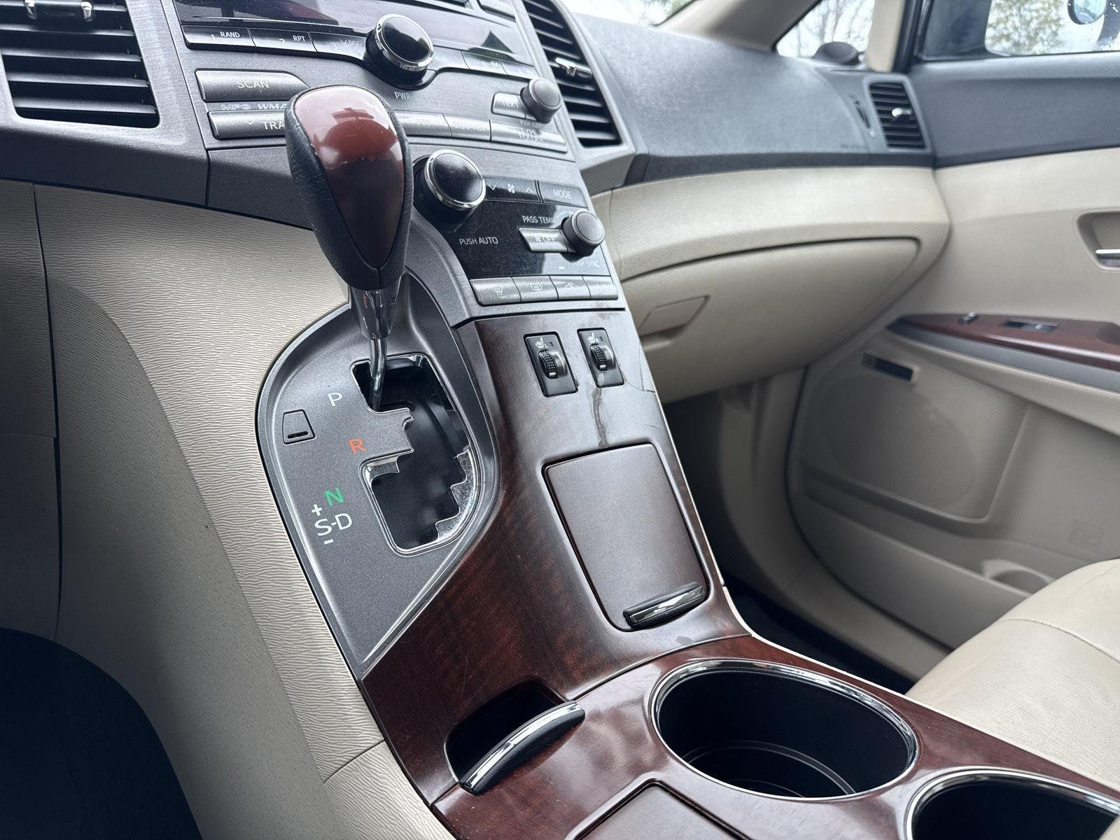 Used 2009 Black Toyota FWD V6 image 16