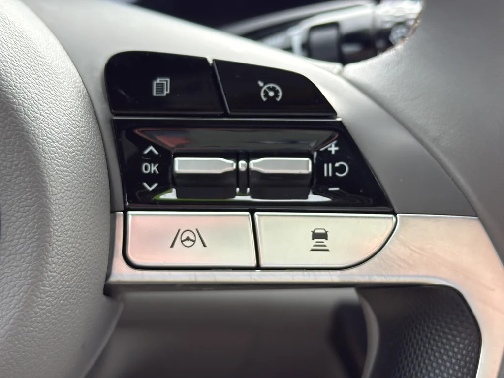 Used 2023 White Hyundai SEL image 15
