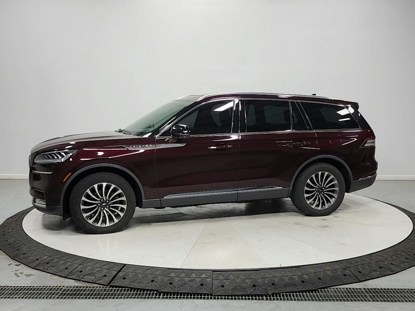 Used 2021 Burgundy Velvet Lincoln Reserve image 4