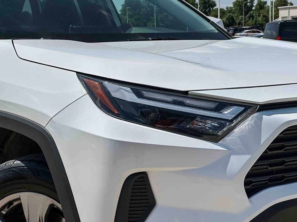 2025 Toyota RAV4 XLE - Photo 10