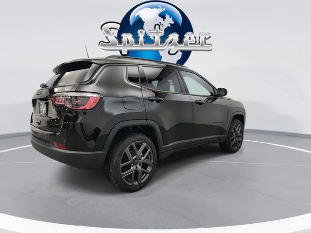 New 2026 Diamond Black Crystal Pearl-Coat Exterior Paint Jeep Limited image 9