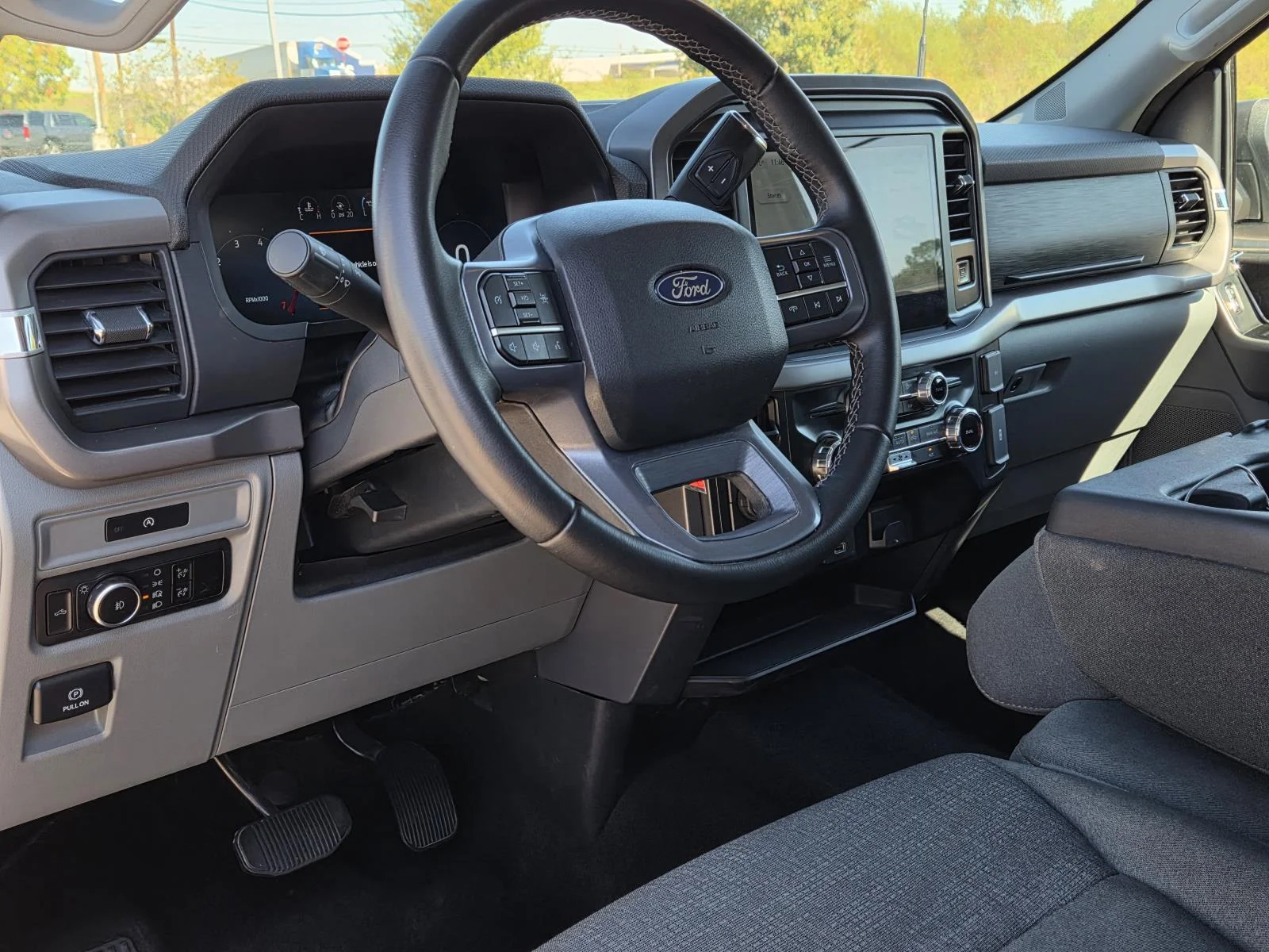 Used 2025 Oxford White Ford XLT 4WD SuperCrew 5.5