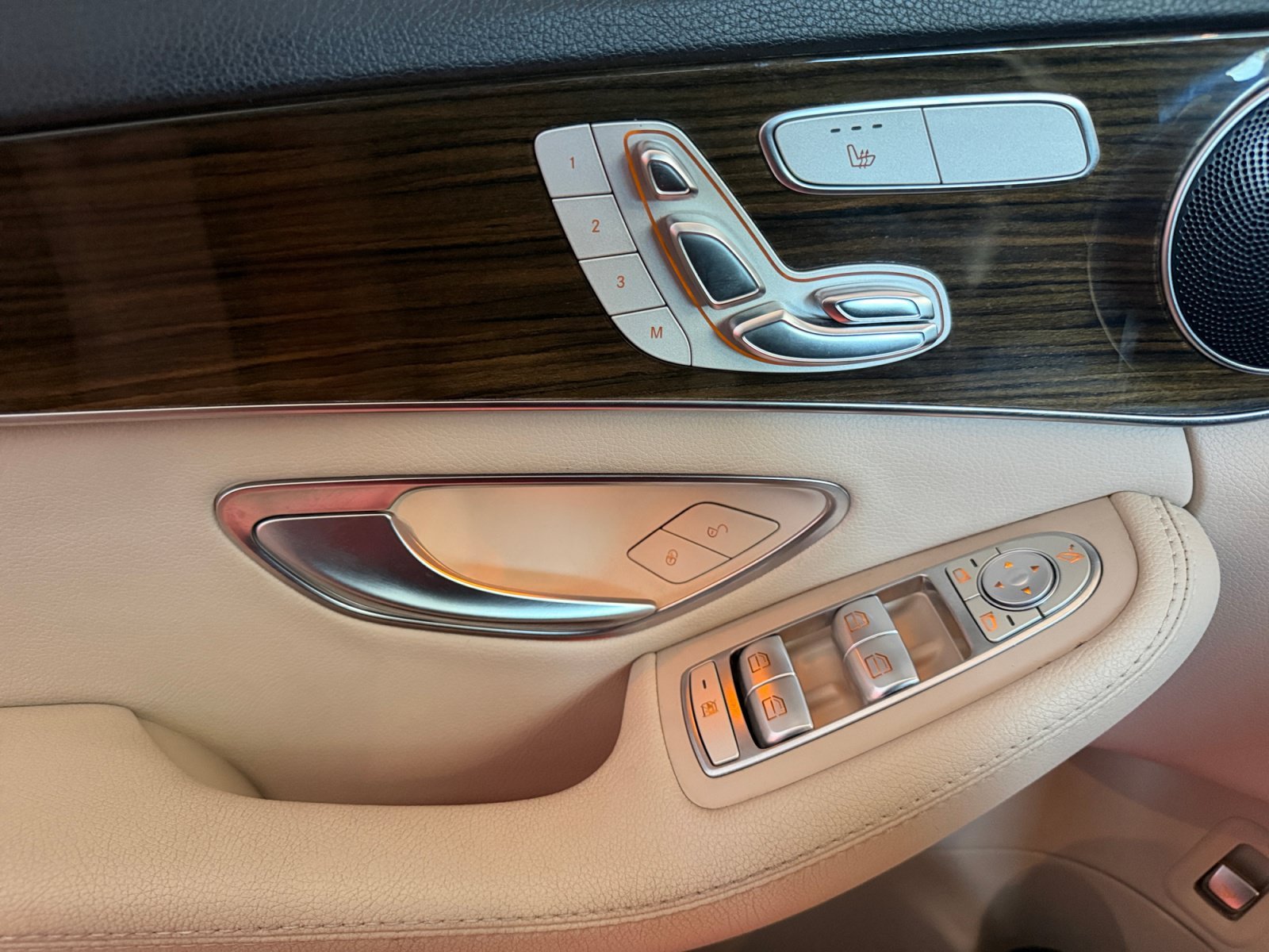 Used 2019 designo Diamond White Metallic Mercedes-Benz C 300 image 17