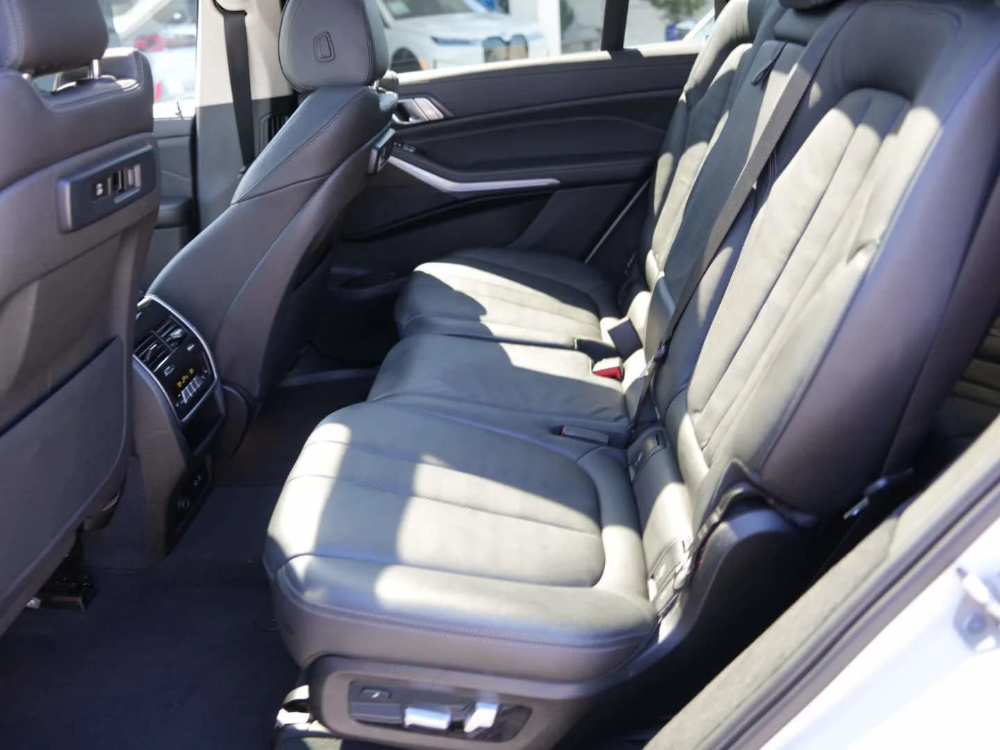 Used 2022 Mineral White Metallic BMW xDrive40i Sports Activity Vehicle image 11
