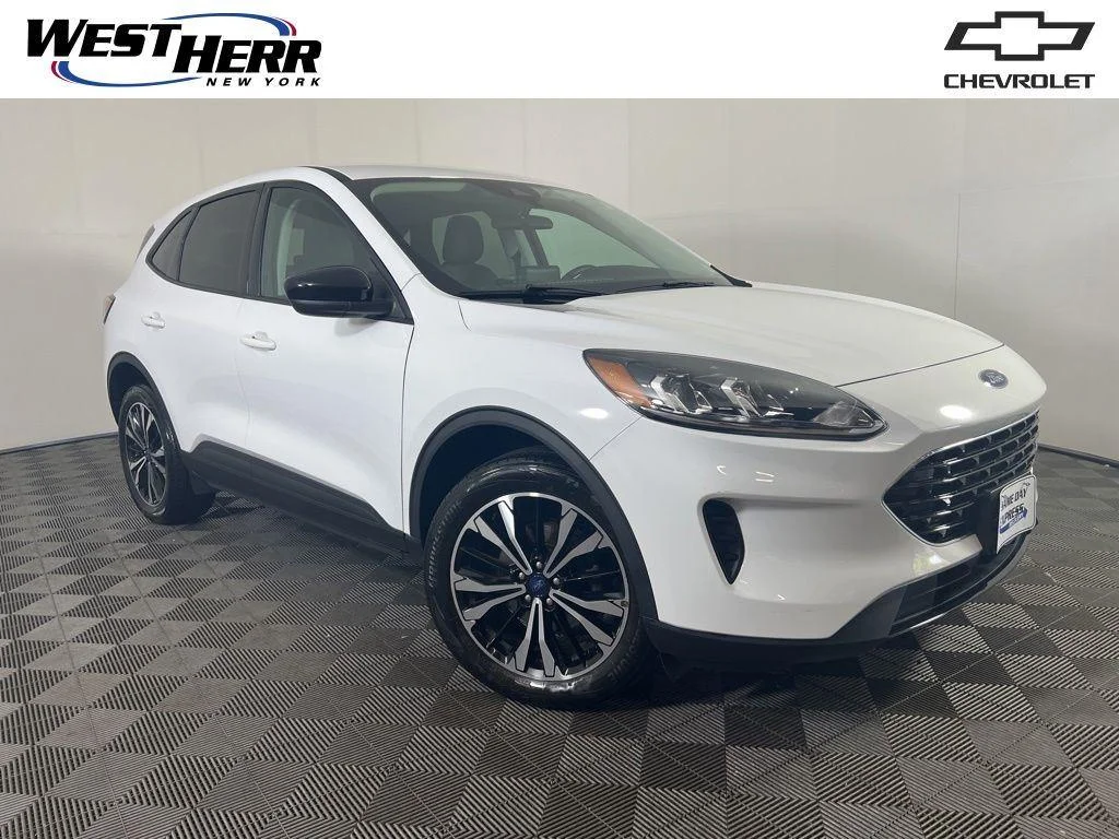 Used 2022 Oxford White Ford SE image 1