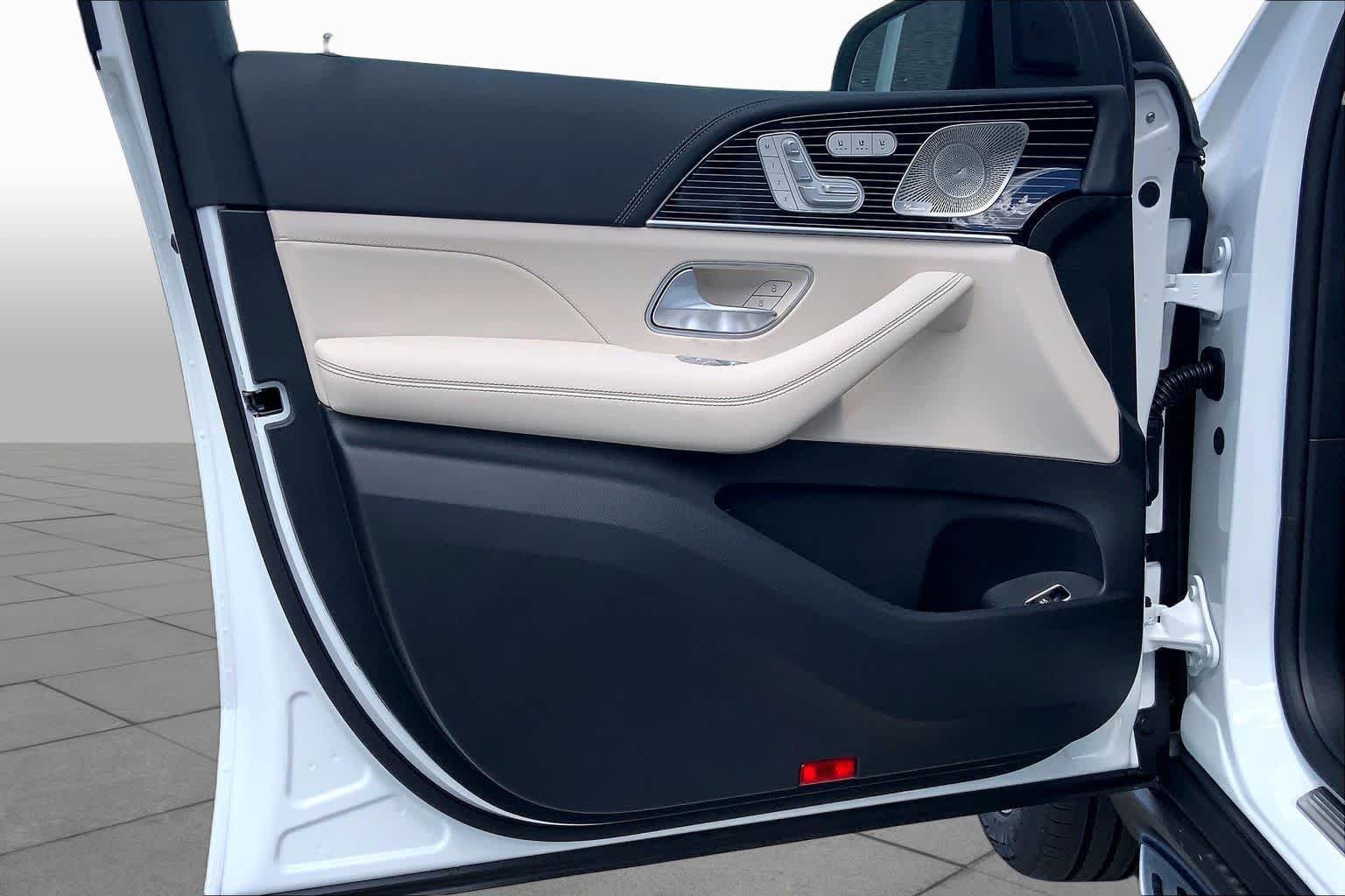 New 2026 MANUFAKTUR Moonlight White Metallic Mercedes-Benz GLS 580 image 10