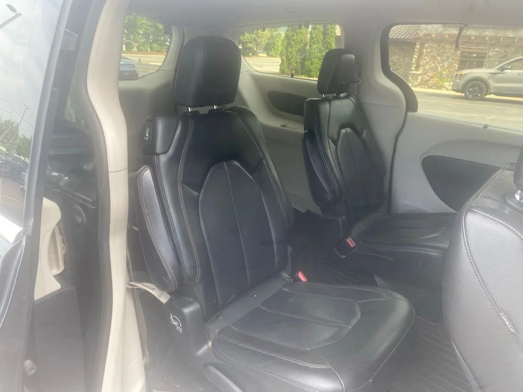 Used 2019 Brilliant Black Crystal Pearlcoat Chrysler Touring L image 8
