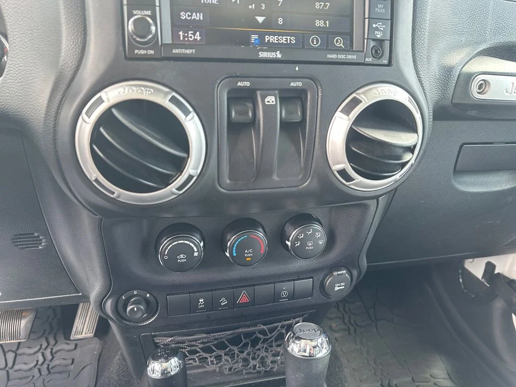 Used 2016 White Jeep Sahara image 19