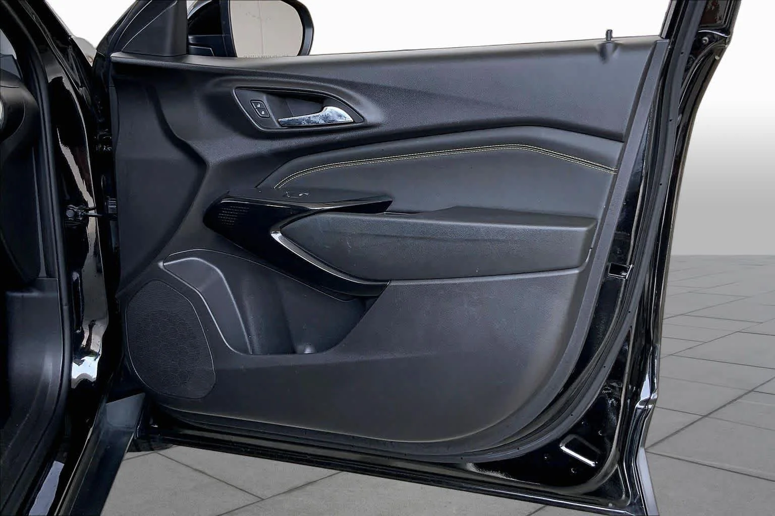 Used 2025 Mosaic Black Metallic Chevrolet LT image 23