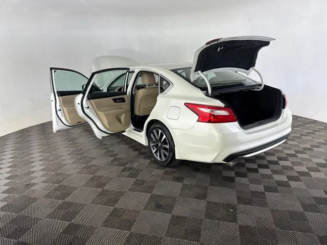 Used 2016 White Nissan 2.5 SL image 16