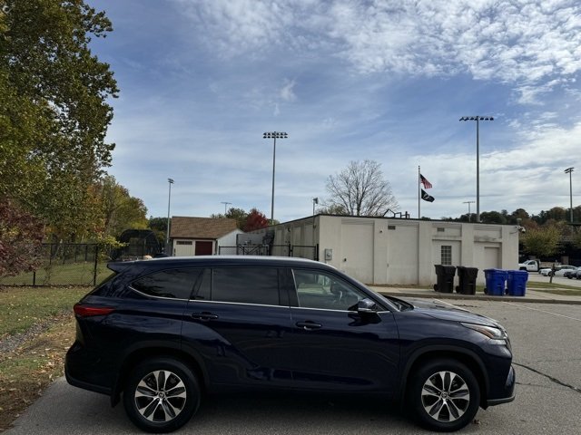 2022 Toyota Highlander XLE photo 3