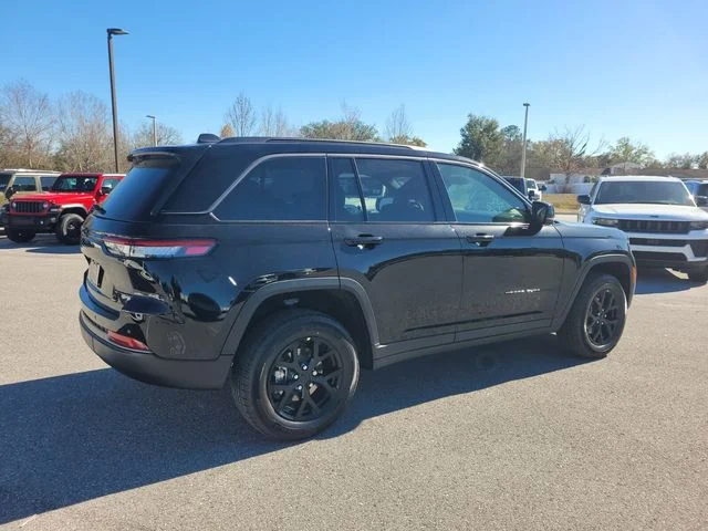 New 2026 Diamond Black Crystal Pearl-Coat Exterior Paint Jeep Altitude image 11