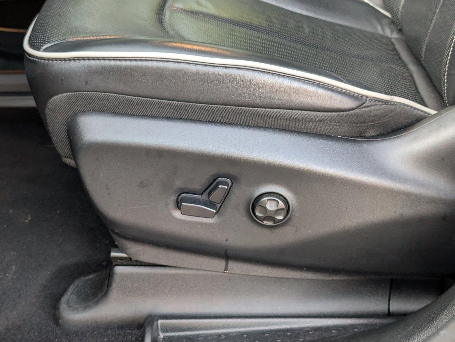 Used 2025 Ceramic Gray Clearcoat Chrysler Limited image 17