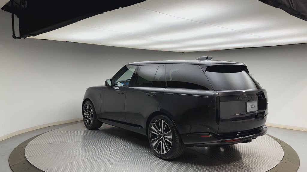 Used 2023  Land Rover SE image 4