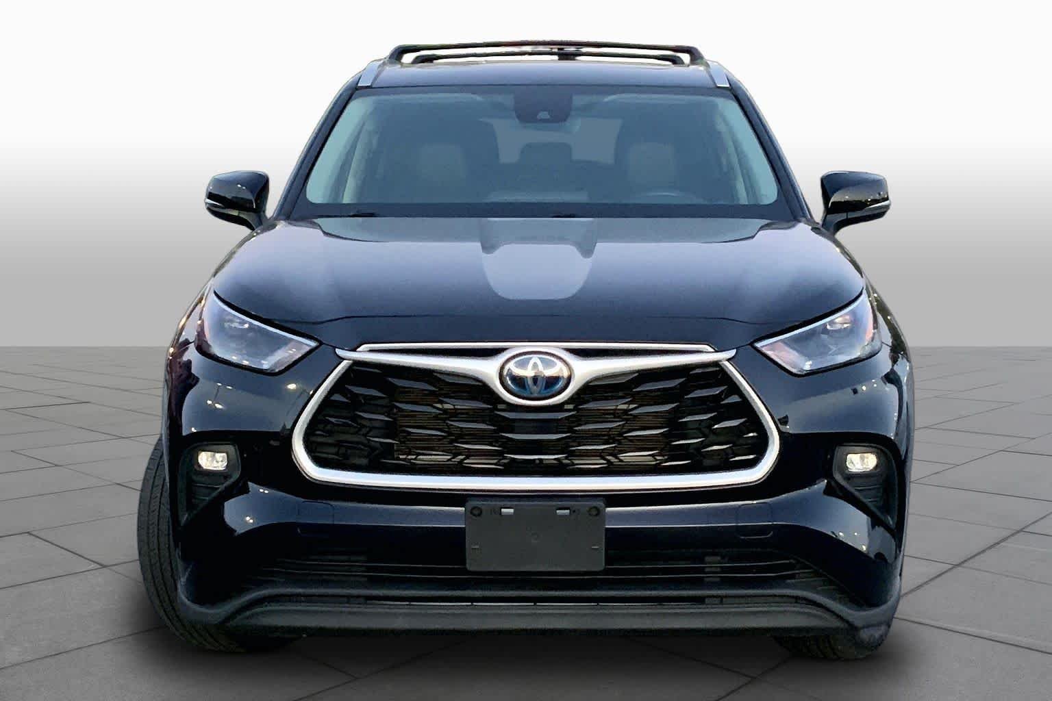 Used 2022 Midnight Black Metallic Toyota Hybrid XLE image 4