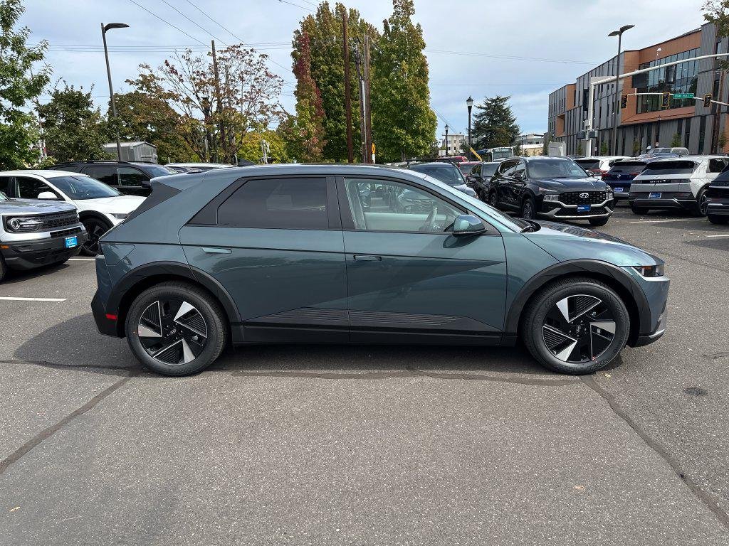 New 2027 Green Hyundai SE Standard Range image 7