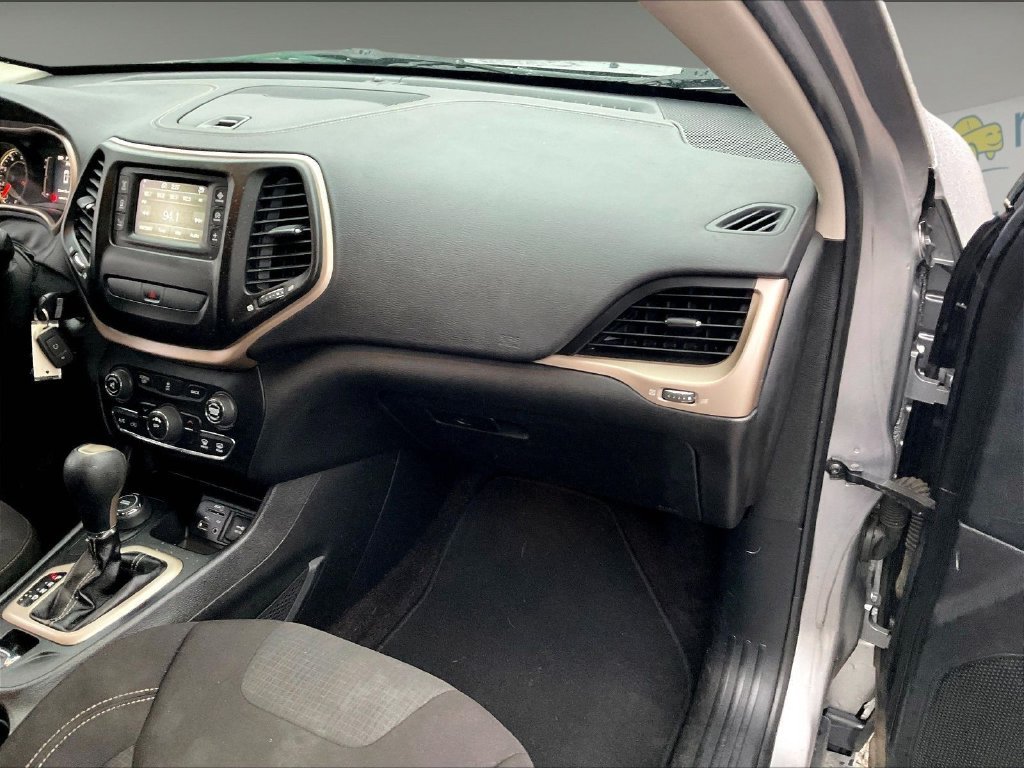 Used 2017 Billet Silver Metallic Clearcoat Jeep Latitude image 12