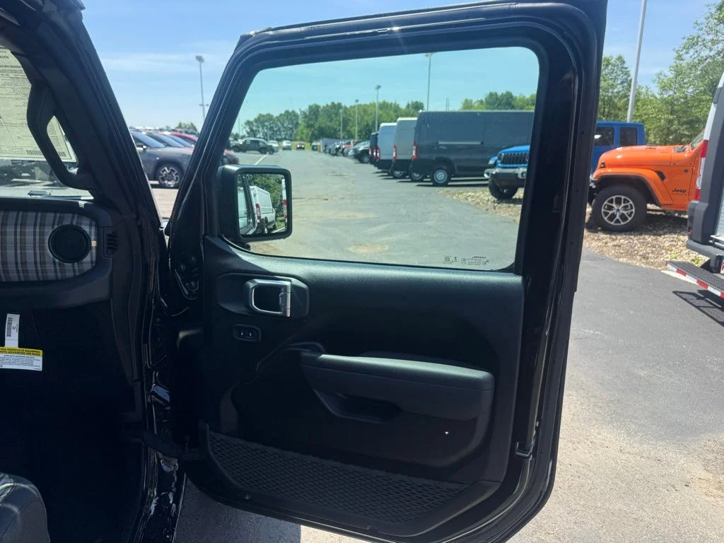 New 2026 Black Clear-Coat Exterior Paint Jeep 85th Anniversary Edition image 60
