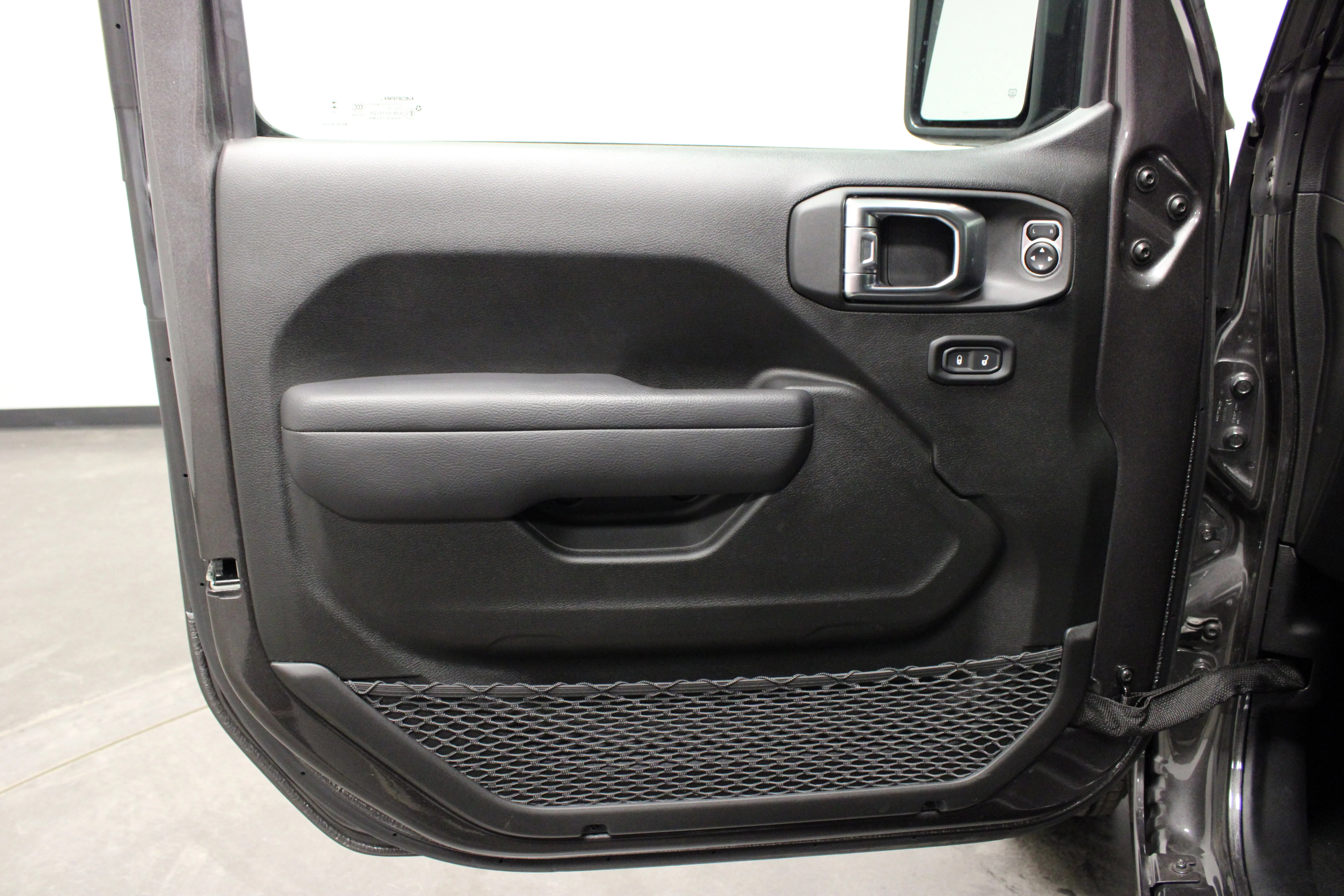 Used 2025 Granite Crystal Metallic Clearcoat Jeep Sport S image 17