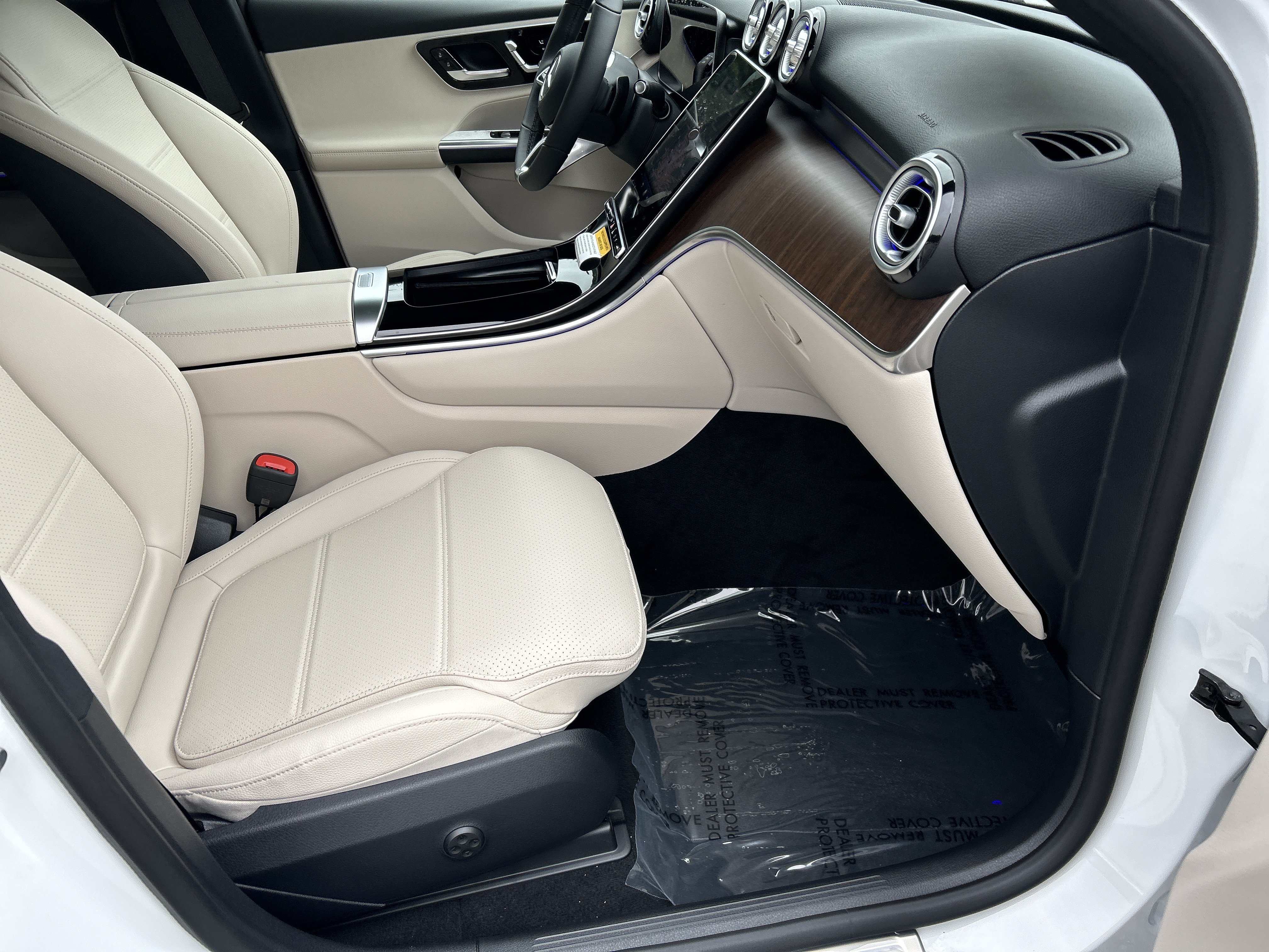 New 2026 MANUFAKTUR Moonlight White Metallic Mercedes-Benz GLC 300 4MATIC® Coupe image 43